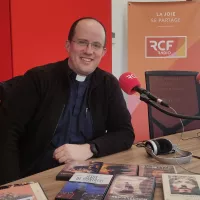 Père Pierre-Yves nous a ramené sa collection de DVD (©Aurélien Vurli/RCF Orne)