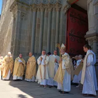 Mgr Centène, sur le parvis de la cathédrale de Vannes, à la sortie de la messe chrismale 2023 ©RCF Sud Bretagne