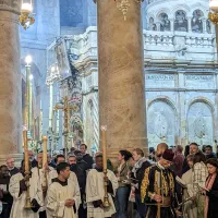 Messe de la résurrection au Saint Sépulcre à Jérusalem le 8 avril 2023