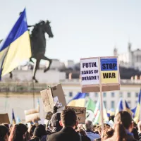 Rassemblement de soutien à l'Ukraine place Bellecour à Lyon en 2022, aux premiers jours de la guerre - © ev via Unsplash