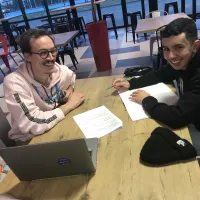 Martin et Youssef, en pleine révision, dans la cafétéria de Décathlon Crédit RCF Hauts de France Anne Henry