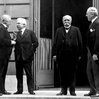 Le Conseil des Quatre lors de la conférence de paix réunissant les vainqueurs de 1918 ©Wikimédia commons