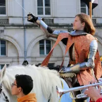 L’héroïne des journées johanniques, c’est Jeanne d’Arc. Chaque année une jeune fille est choisie pour incarner la Pucelle d’Orléans. ©association Orléans Jeanne d’Arc