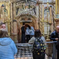 Des fidèles attendent dans le Saint-Sépulcre à Jérusalem ©RCF / Odile Riffaud