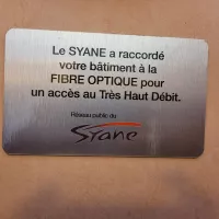 La plaque du Syane, qui signifie l'éligibilité du logement. ©Victorien Duchet/RCF Haute-Savoie