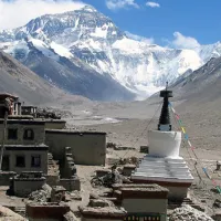 Vue sur l'Everest depuis le monastère de Rongbuk, lieu sacré du bouddhisme tibétain ©Wikimédia commons