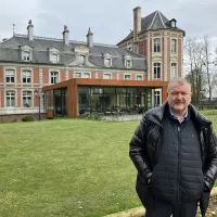 Christophe Dufossé devant le Château de  Beaulieu Crédit RCF Hauts de France Anne Henry