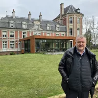 Christophe Dufossé devant le Château de Beaulieu Crédit RCF Hauts de France Anne Henry