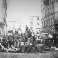 Exposition La Commune de Paris à l'Hôtel de Ville de Paris (mai 2011) - Barricade au Passage Raoul, aujourd'hui rue Bréguet  - Musée Carnavalet © Wikicommons