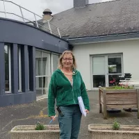 Delphine Lecomte, la directrice de la Résidence des Trois-Moulins, à Sainte-Gemmes-sur-Loire, devant l'emplacement du futur bistrot ©RCF Anjou