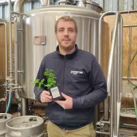 Guillaume Popineau, cogérant de la brasserie Penrose, propose aux Angevins de faire pousser du houblon chez eux. ©RCF Anjou