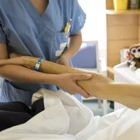 Les soignants font entendre leur opposition à donner la mort. Photo prise au centre de soins palliatifs Jeanne-Garnier, à Paris, en 2018. ©Corinne Simon / Hans Lucas