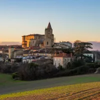 Village du département du Gers labellisé Les Plus Beaux Villages de France. Derniers rayons de soleil sur le château et le clocher de l'église. © Jean-Marc Barrère / Hans Lucas