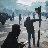 Affrontements entre manifestants et forces de l'ordre. Manifestation du premier mai contre la réforme des retraites. © Lucas Boirat / Hans Lucas