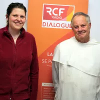 Saskia et Frère Didier dans les studios de Dialogue RCF à Marseille ©Robert Poulain