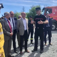 Le préfet Etienne Guyot au centre avec à ses côtés le président du département Jean-Luc Gleyze et Marc Vermeulen le chef de corps du service départemental d'incendie et de secours de la Gironde, ©ClementGuerre pour RCF Bordeaux.