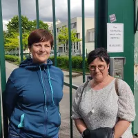 Laurence Blanchard-Corlobé et Emilie Thomas, membres du collectif Cour toujours, devant le portail du collège Jean-Lurçat à Angers ©RCF Anjou