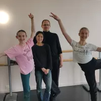 Olivia Riscala et Hudson Warren, qualifiées pour le concours national de danse à Angers, avec leurs professeurs de l'école ADN Danse, Ayumi et Alister Noblet ©RCF Anjou