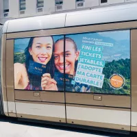 Publicité sur une façade d'un tramway de Nice sur la suppression des tickets papier.