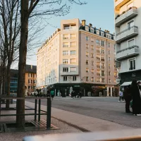 Unsplash - En moyenne, à Chambéry les loueurs de courte durée touchent 850€ par mois, un chiffre bien supérieur à la somme touchée par les loueurs de biens permanents