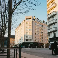 Unsplash - En moyenne, à Chambéry les loueurs de courte durée touchent 850€ par mois, un chiffre bien supérieur à la somme touchée par les loueurs de biens permanents