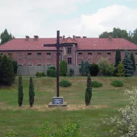 Auschwitz, juin 2008 : la grande croix toujours en place devant le Block 11 ©Wikimédia commons