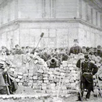 Barricade située à l'angle des boulevards Voltaire et Richard-Lenoir ©Wikimédia commons