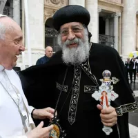 Tawadros II, chef de l'Église copte orthodoxe, et le pape François, place Saint-Pierre, Vatican, le 10/05/2023 ©Vatican Media