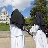 Sœurs bénédictines du Sacré Cœur de Montmartre au Square Louise Michel a Paris, 7 avril 2023 © Corinne SIMON / Hans Lucas