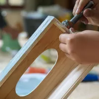 Enfant en atelier à L'outil en main Annecy ©2023 RCF Haute-Savoie