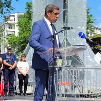 Le maire d'Annecy François Astorg, le 11 juin, sur le Pâquier, dans le cadre du rassemblement citoyen, après l'attaque. ©Victorien Duchet/RCF Haute-Savoie. 