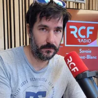 Laurent Müller, dans les studios de RCF Haute-Savoie. ©Victorien Duchet