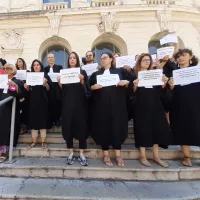 Les greffiers de Nice rassemblés devant le Palais de Justice ce 26 juin 2023 - Photo RCF