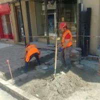 Le pavage est en cours rue Coursarlon. © RCF - Guillaume Martin-Deguéret.