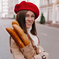 Le cliché du Français en béret rouge une baguette sous le bras n'a plus grand chose à voir avec la réalité. Pourquoi continue-t-on de l'entretenir ? ©Image Freepik