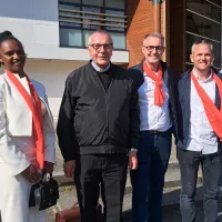 Maria, Régis et Lilian, nouveaux confirmés, avec Mgr Jean-Luc Brunin, évêque du Havre © RCF Haute-Normandie