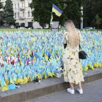 À Kyiv, un parterre de drapeaux ukrainiens représentant les personnes tuées par les troupes russes (Photo le 29/05/2023 © Fiora Garenzi / Hans Lucas)