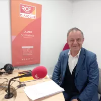 François Leroy dans les studios de ©Dialogue RCF à Marseille