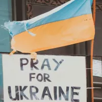 Pancarte "pray for Ukraine" à Toronto, au Canada. ©Unsplash