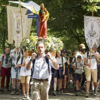 Chartres, 6 juin 2022. Marche du cortège des pèlerins du 40ème pèlerinage de Pentecôte de Notre-Dame de Chrétienté © Frédéric Petry / Hans Lucas