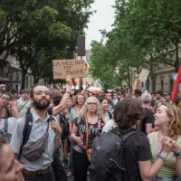 Au fond, une pancarte « La violence est au pouvoir ». Rassemblement en soutient au groupe « Soulèvements de la Terre » suite au déclenchement de la procédure de dissolution par le conseil des ministres © Herve Chatel / Hans Lucas