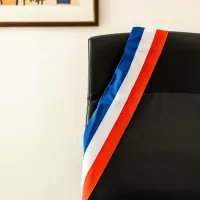 Écharpe tricolore de maire sur un fauteuil © Jc Milhet / Hans Lucas