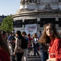 En marge du sommet pour un nouveau pacte financier mondial, un rassemblement est organisé par plusieurs ONG pour demander la fin des financements fossiles © Noémie Coissac / Hans Lucas