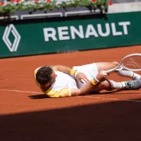 Le français Constant Lestienne à terre contre Karen Khachanov au premier tour de Roland Garros sur le Suzanne Lenglen le 28 mai 2023 / © Valentin Izzo by Hans Lucas 