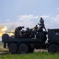 Des soldats ukrainiens ciblent les positions russes à proximité de Bakhmout, où les combats font rage. Le 15 mai 2023. ©Virginie Nguyen Hoang / Hans Lucas