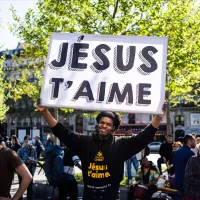 Un groupe de chrétiens évangéliques du groupe Christ Pour Tous, église protestante évangélique, chante pour essayer d'évangéliser les passants à la place de la République  © Xosé Bouzas / Hans Lucas