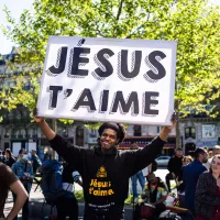 Un groupe de chrétiens évangéliques du groupe Christ Pour Tous, église protestante évangélique, chante pour essayer d'évangéliser les passants à la place de la République © Xosé Bouzas / Hans Lucas