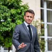 "Je fais le tour du Vieux-Port ce soir avec vous, je suis sûr qu'il y a dix offres d'emploi", a proposé Emmanuel Macron à une femme dont le fils est au chômage, hier à Marseille. ©Xose Bouzas / Hans Lucas