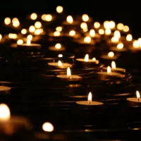 Bougies allumées dans une église. ©Unsplash