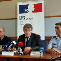 François Ravier, Préfet de Savoie entouré de Fabrice Terrien, directeur du SDIS73 et du colonel de gendarmerie, Frédéric Allamand 